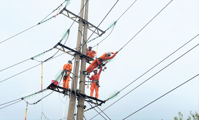 Công nhân Công ty điện lực Hà Tĩnh hỗ trợ Công ty điện lực Hải Phòng sửa chữa lưới điện.