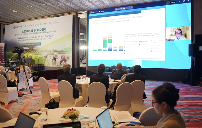 Mr. Alexander Lotsch (World Bank) speaking online at Regional Dialogue of MARD and FOLUR Impact Program 'Realizing the vision of low-emission rice across landscapes' on September 10. Photo: Linh Linh.