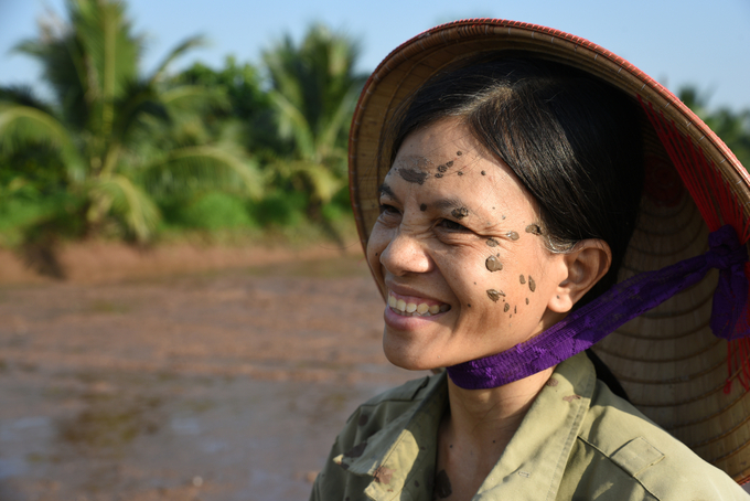 Dù làm nông nghiệp vất vả và lấm lem nhưng chị Hường vẫn kiên định con đường đã chọn. Ảnh: Dương Đình Tường.