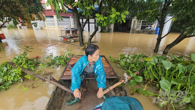 Hầu hết các hộ dân thôn Kênh Gà đều sắm một chiếc thuyền để tiện di chuyển mùa mưa lũ. Ảnh: Quốc Toản.