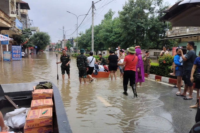 Lực lượng chức năng cứu hộ, sơ tán người dân khỏi khu vực nguy hiểm tại huyện Tràng Định, Lạng Sơn. Ảnh: Quang Hòa.