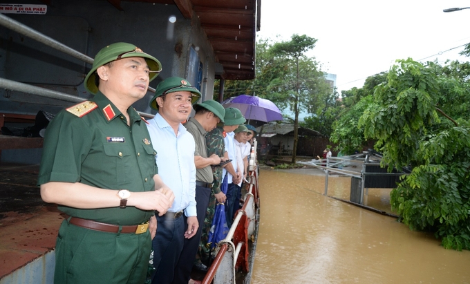 Trung tướng Nguyễn Quốc Duyệt kiểm tra bến đò Chu Minh.