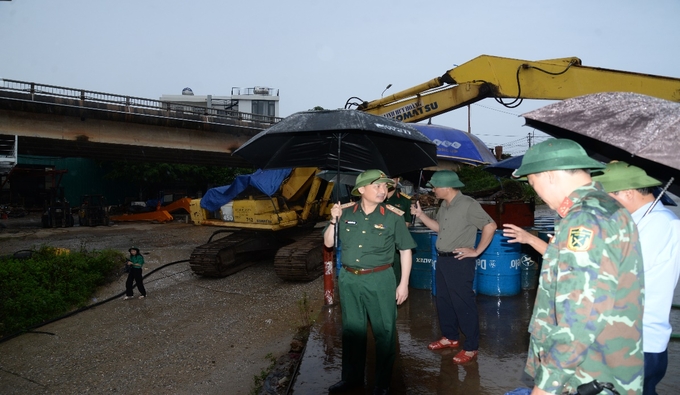 Trung tướng Nguyễn Quốc Duyệt chỉ đạo huyện Ba Vì duy chặt chẽ không để người và phương tiện qua cầu Trung Hà.