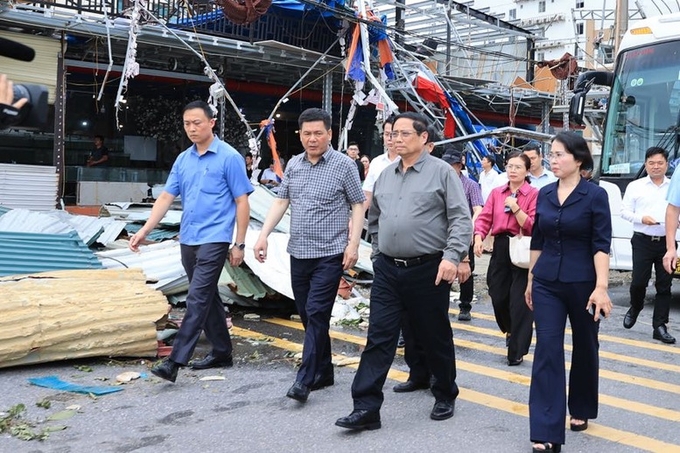 Thủ tướng Phạm Minh Chính đi kiểm tra tình hình thiệt hại, chỉ đạo triển khai các biện pháp cấp bách khắc phục hậu quả cơn bão số 3 tại Quảng Ninh. Ảnh: VGP.