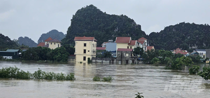 Nước sông Hoàng Long đang dâng cao, gây ngập toàn bộ khu vực thôn Kênh Gà. Ảnh: Quốc Toản.