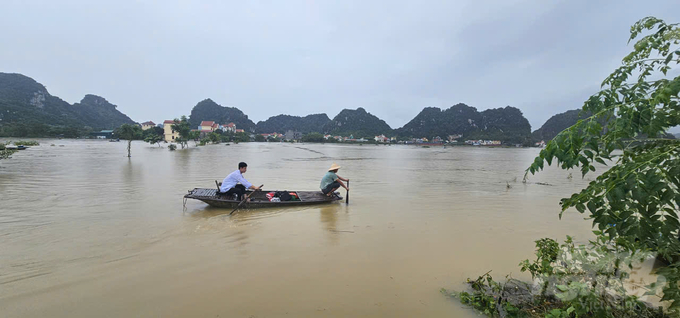 Muốn vào thôn Kênh Gà phải di chuyển bằng thuyền qua sông Hoàng Long. Ảnh: Quốc Toản.