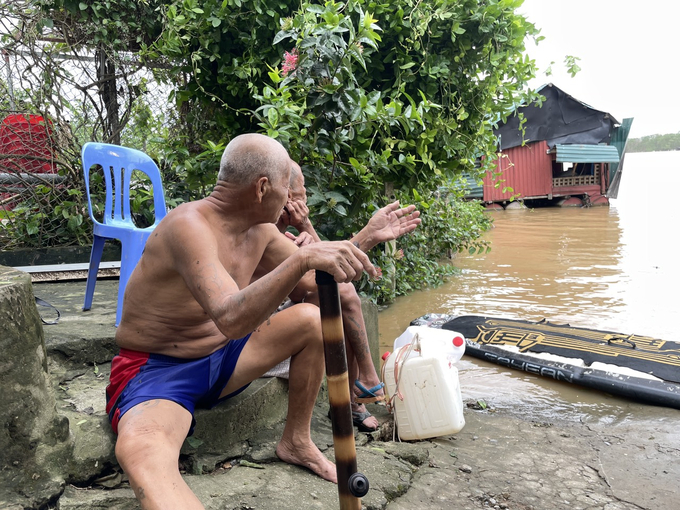 Ông Thành và 'ông què' mệt nhoài sau khi trắng đêm để kéo bè. Ảnh: Minh Toàn.