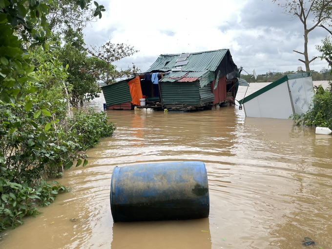 Nước sông bên cao, người dân xóm ngụ cư oằn mình chống lũ. Ảnh: Minh Toàn.