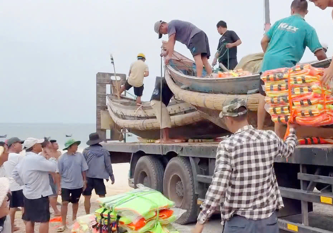 Đội xung kích tình nguyện Ngư Thủy và phương tiện chuẩn bị xuất phát nhanh chóng hỗ trợ bà con tỉnh Thái Nguyên. Ảnh: T. Phùng.