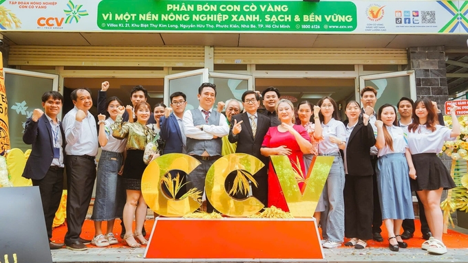 Ban lãnh đạo và nhân viên Tập đoàn Nông nghiệp Con Cò Vàng khai trương Văn phòng đại diện Kim Long tại TP HCM. Ảnh: CCV.