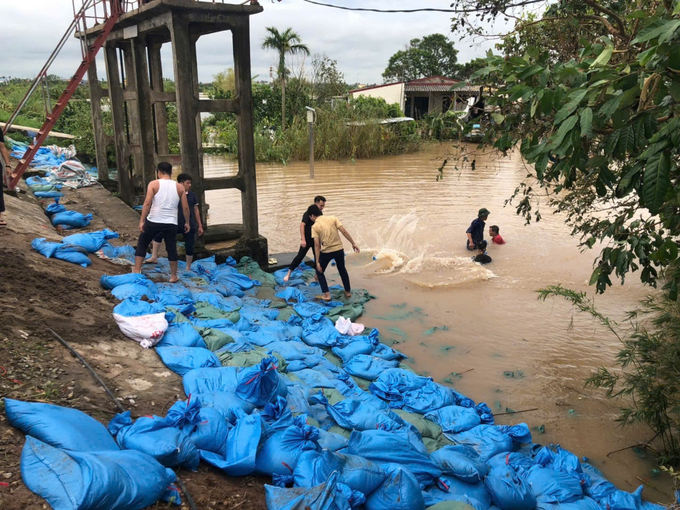 Cống Giang Khẩu (xã Đại Thắng, huyện Tiên Lãng) được gia cố thêm bằng các bao cát. Ảnh: Đinh Mười. 