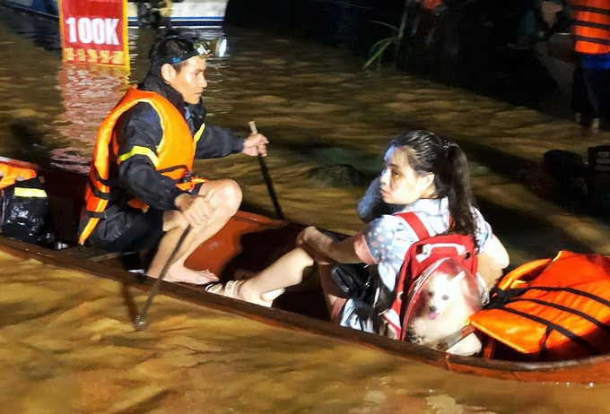 Mưa đã tạnh nên công tác cứu hộ phần nào bớt khó khăn hơn.