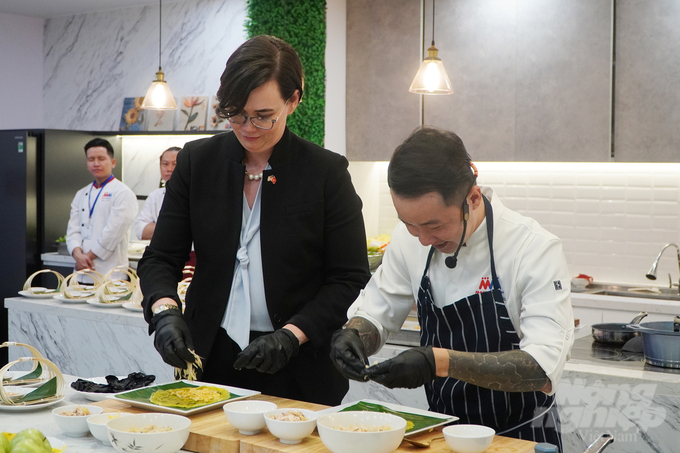 Ms. Alexis M. Taylor, Under Secretary of Trade and Foreign Agricultural Affairs of the United States, experiences making Vietnamese bánh xèo. Photo: Nguyen Thuy.