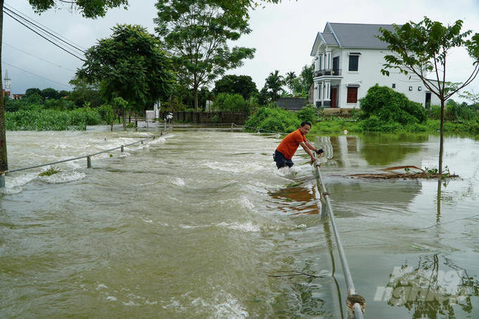 Đoạn đường dẫn vào khu phố Ngọc Bồ bị ngập, gây chia cắt cục bộ. Ảnh: Thanh Tùng. 