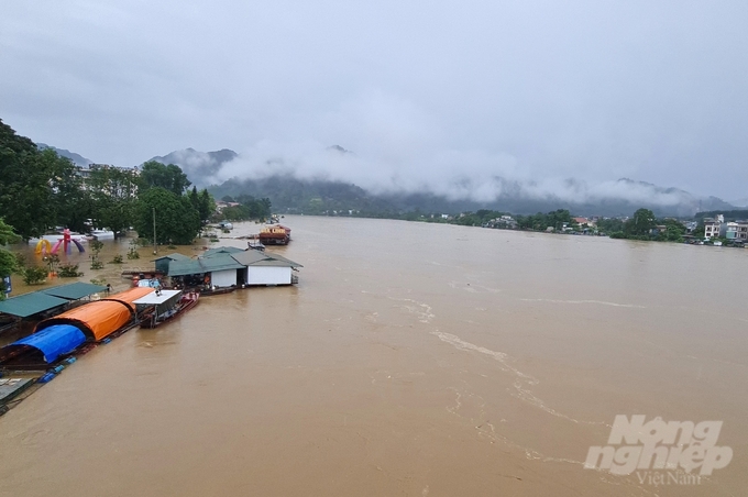 Mực nước sông Lô tại Tuyên Quang cao kỷ lục khiến nhiều tuyến phố ở thành phố Tuyên Quang ngập úng. Ảnh: Đào Thanh.