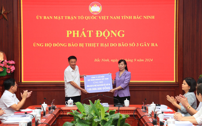 Lãnh đạo Tập đoàn Dabaco Việt Nam trao tặng 100 triệu đồng, ủng hộ đồng bào bị thiệt hại do bão số 3 gây ra.