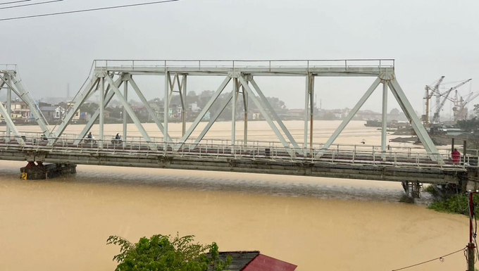 Cấm tất cả các phương tiện tham gia giao thông trên phần cầu đường bộ thuộc cầu Đáp Cầu hướng từ Bắc Ninh sang Bắc Giang từ 10 giờ 30 ngày 11/9/2024. Ảnh: BBN.