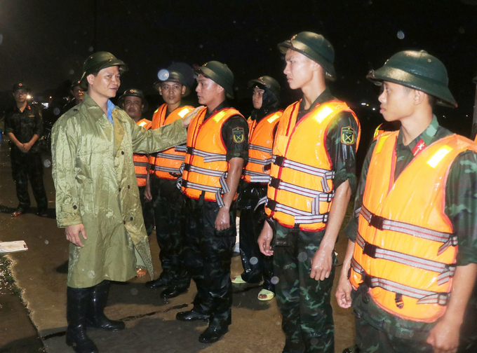 Chủ tịch UBND tỉnh Bắc Ninh Vương Quốc Tuấn kiểm tra, động viên cán bộ, chiến sỹ và nhân dân tham gia đắp đê bối Đẩu Hàn.