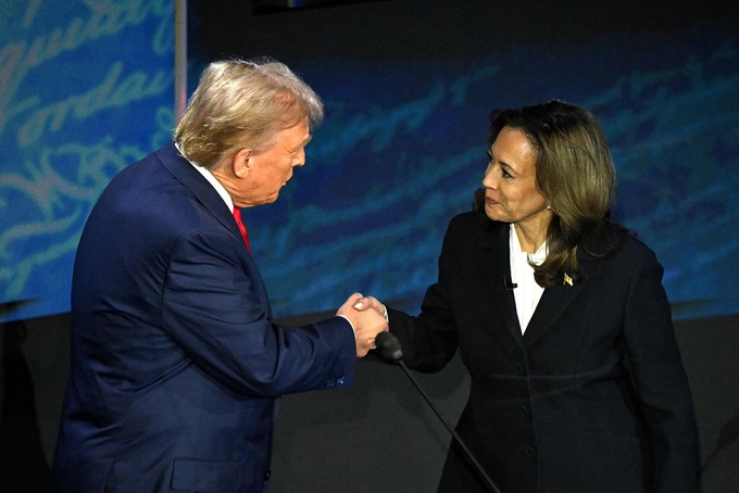 Ông Donald Trump và bà Kamala Harris bắt tay trước khi bắt đầu cuộc tranh luận. Ảnh: CNN.