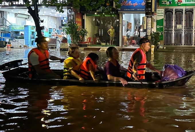 Người dân tỉnh Thái Nguyên sơ tán bão số 3. Ảnh: Quang Linh.