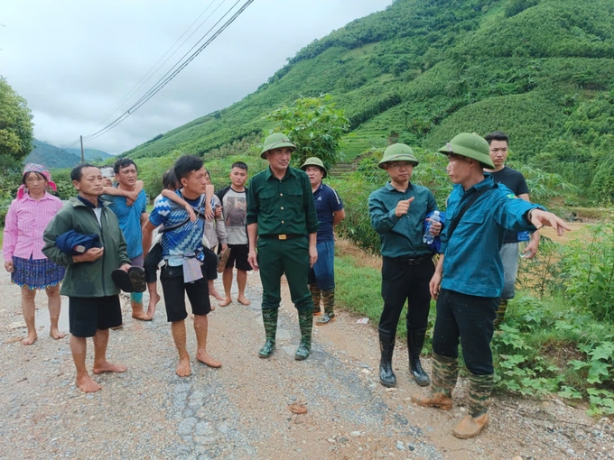 Ông Vũ Xuân Cường, Phó Bí thư Thường trực Tỉnh ủy, Chủ tịch HĐND tỉnh Lào Cai chỉ đạo các lực lượng chức năng triển khai phương án tìm kiếm cứu nạn tại thôn Nậm Tông (xã Nậm Lúc, Bắc Hà). Ảnh: M.Hà.