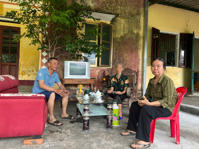 Những người hàng xóm của nạn nhân vẫn chưa hết bàng hoàng sau sự việc đau lòng. Ảnh: Hùng Khang.