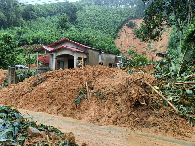 Không khí tang thương vẫn bao trùm cả xóm sau khi xảy ra vụ sạt lở nghiêm trọng. Ảnh: Thanh Tiến.