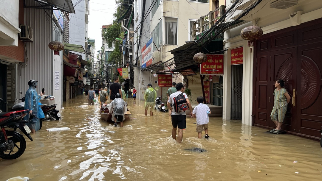 Từ sáng 11/9, một số tuyến phố thuộc phường Phúc Tân (quận Hoàn Kiếm) như Thanh Yên, Bảo Linh, Phúc Tân... đã hoàn toàn bị ngập.