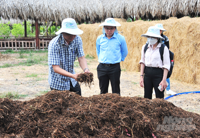 Dự án GIC đã hỗ trợ HTX Nhân Lợi máy đảo phân để làm giá thể hữu cơ từ nguồn rơm rạ góp phần nâng cao giá trị cho người dân sản xuất lúa. Ảnh: Lê Hoàng Vũ.