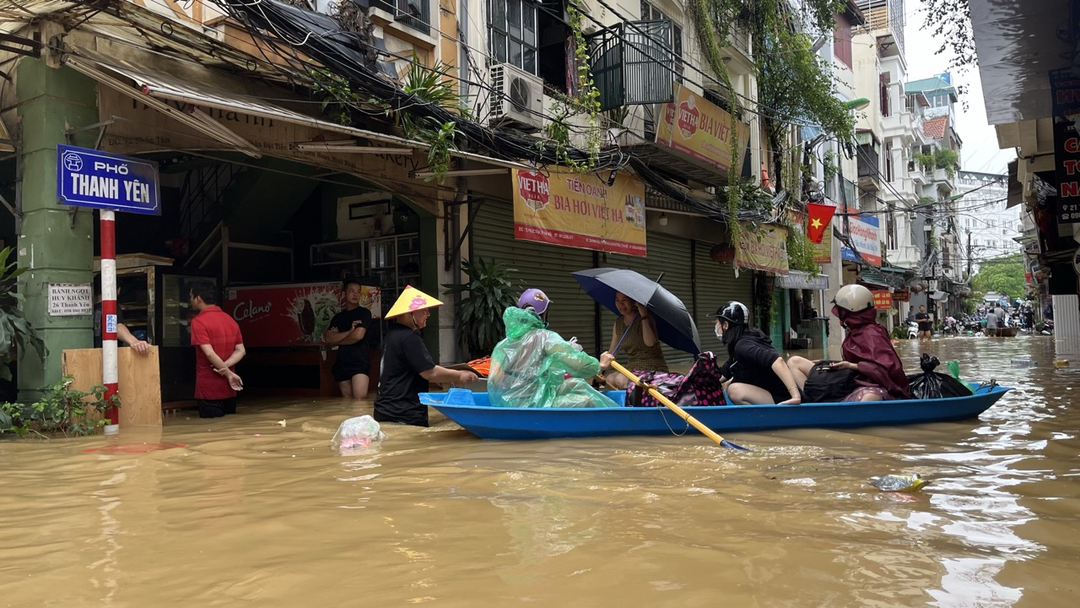 Người dân phải khẩn cấp di tản đến nhà người thân tạm trú.