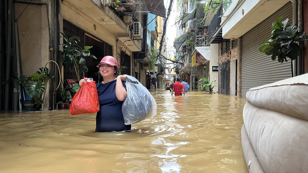 Chị Nguyễn Bích Ngọc (phố Thanh Yên, phường Phúc Tân) cho biết: 'Hiện gia đình tôi đang phải di tản do nước ngập quá cao. Nhiều đồ đạc không thể mang đi được, đành để lại nhà'.