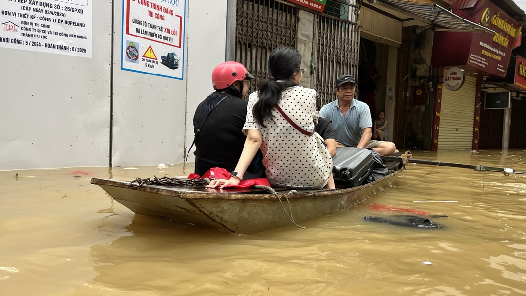 Thuyền nhỏ được người dân sử dụng để vận chuyển đồ đạc, tránh thiệt hại.