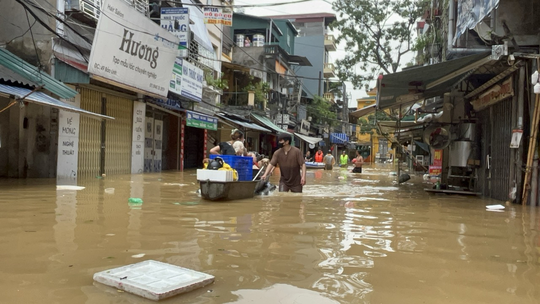 Phố Bảo Linh (phường Phúc Tân) hoàn toàn ngập trong nước, điện được cắt để đảm bảo an toàn. Hiện toàn bộ tuyến phố đã bị tê liệt.