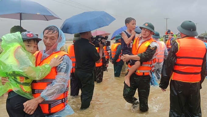 Lực lượng chức năng khẩn trương hỗ trợ bà con đang ở vùng ngập, người già và trẻ nhỏ được ưu tiên đưa ra trước. Ảnh: Cổng TTĐTVP.