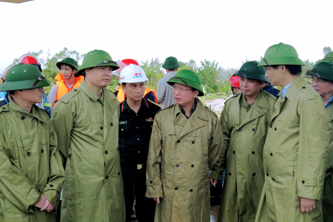 Trước nguy cơ nước tràn đê Hồng Phong (thị xã Đông Triều), ngày 11/9, ông Cao Tường Huy, Chủ tịch UBND tỉnh Quảng Ninh đã trực tiếp đến kiểm tra, chỉ đạo công tác khắc phục, xử lý nguy cơ nước tràn đê.