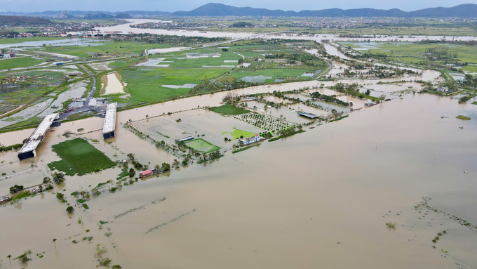 Theo Đài Khí tượng Thủy văn tỉnh Quảng Ninh, trong 6 - 12 giờ tới, mực nước lũ tại trạm Bến Triều tiếp tục lên chậm, duy trì ở mức trên báo động 3, khả năng đạt đỉnh vào khoảng chiều tối ngày 11/9. Cảnh báo rủi ro thiên tai do lũ cấp độ 3.