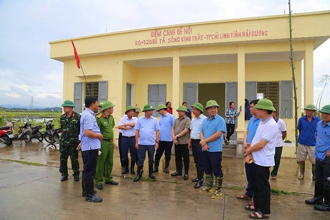 Chủ tịch UBND tỉnh Hải Dương Lê Ngọc Châu kiểm tra tại các điểm đê xung yếu trên hệ thống sông Thái Bình ở TP Chí Linh. Ảnh: UBND Hải Dương.