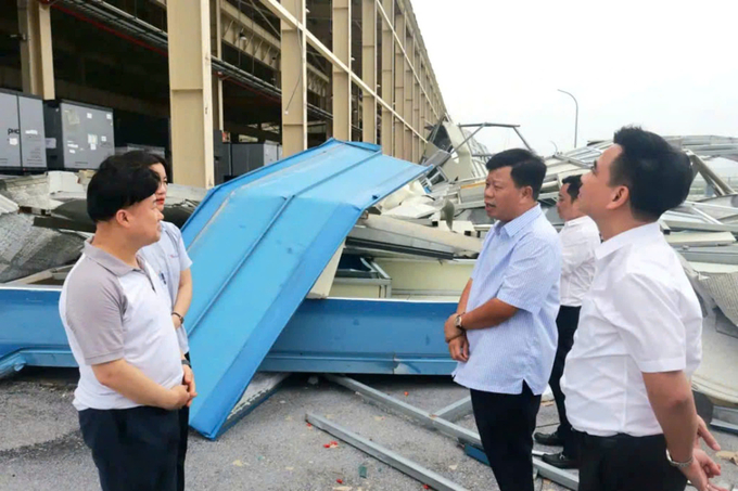 Ông Lê Trung Kiên - Trưởng Ban quản lý Khu kinh tế Hải Phòng thăm hỏi, động viên, kiểm tra thực tế tại một số doanh nghiệp có vốn đầu tư trực tiếp nước ngoài tại Khu Công nghiệp Deep C. Ảnh: BQLKTT.