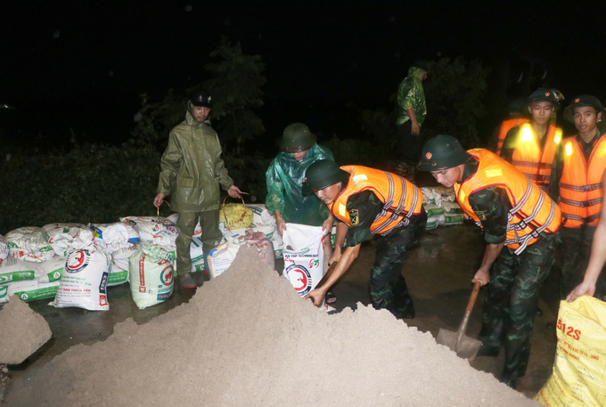 Cán bộ, nhân dân địa phương cùng lực lượng công an, quân đội tham gia đắp đê bối Đẩu Hàn.