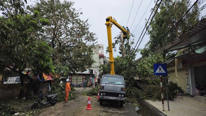 Công ty điện lực sửa chữa hệ thống truyền tải. Ảnh: EVN.