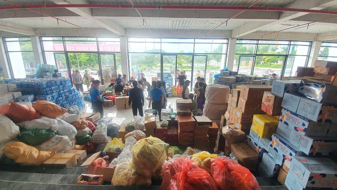 Relief items are mainly essential goods, life jackets, blankets, clothes, packaged food and water. Photo: Kien Trung.