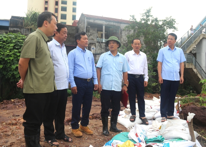 Bộ trưởng Lê Minh Hoan (thứ hai từ trái sang) thị sát tuyến đê khu vực cầu Bến Tượng, một trong những tuyến đê xung yếu tại TP Thái Nguyên. Ảnh: Phạm Hiếu.