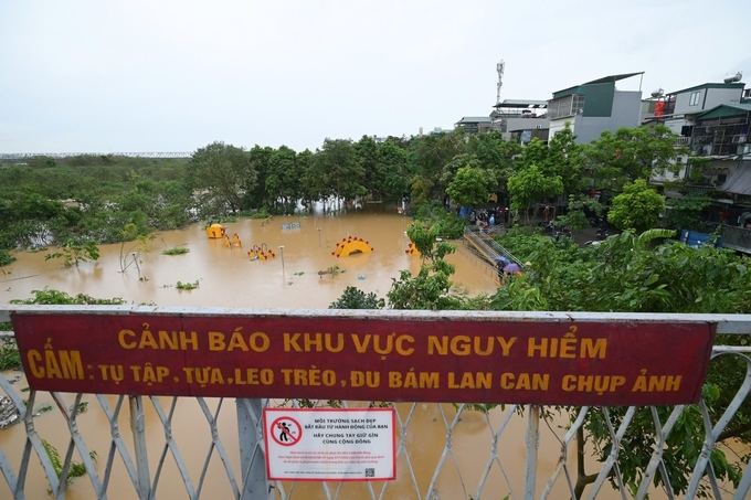 Sân chơi của khu dân cư ven sông Hồng chìm trong nước. Ảnh: Tùng Đinh.