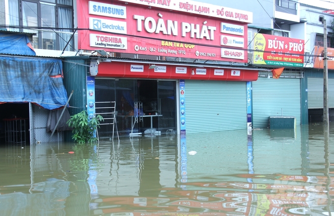 Ghi nhận tại thành phố Tuyên Quang chiều 11/9, mặc dù nước lũ đang có chiều hướng rút chậm nhưng nhiều tuyến phố vẫn ngập sâu trong nước.