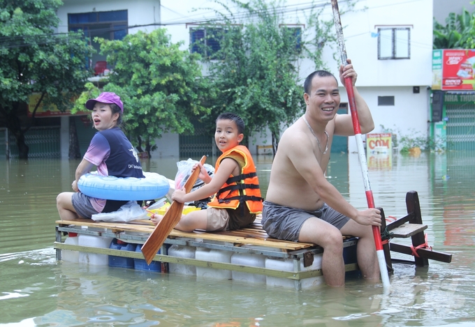 Theo nhiều hộ dân, từ khoảng 20h ngày 10/9, nước lũ trong Thành phố bắt đầu tăng nhanh, có nơi ngập sâu tới 3m. Nước lên nhanh khiến hầu hết các gia đình không kịp trở tay, toàn bộ tài sản ngập sâu trong nước.