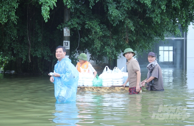 Đến sáng 11/9, nhiều khu vực trong Thành phố mất điện, mất nước sạch, mạng viễn thông liên tục gián đoạn. Để đảm bảo đời sống cho người dân, chính quyền địa phương và các tổ chức hảo tâm, thiện nguyện đã nhanh chóng tổ chức cấp phát suất ăn, nước uống, nhu yếu phẩm.