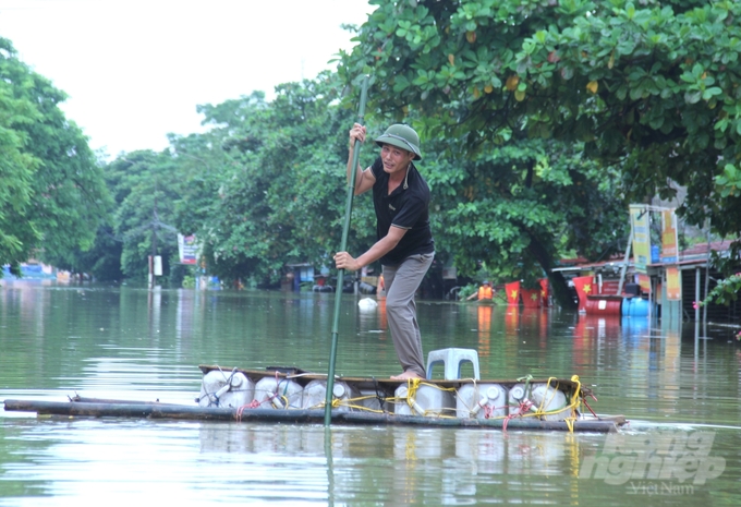 Để có thể chủ động di chuyển, giảm áp lực cho lực lượng chức năng, người dân thành phố Tuyên Quang đã tận dụng mọi đồ vật như thùng xốp, thùng nhựa, vạc giường, săm ô tô… có thể làm phao nổi, ghép lại thành bè.