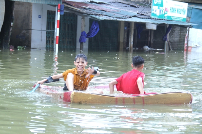 Nhiều em nhỏ lần đầu tiên được chứng kiến cảnh tượng 'có 1 không 2' nên bất chấp nước đục lẫn rác vẫn chọn những vị trí an toàn để đùa nghịch.