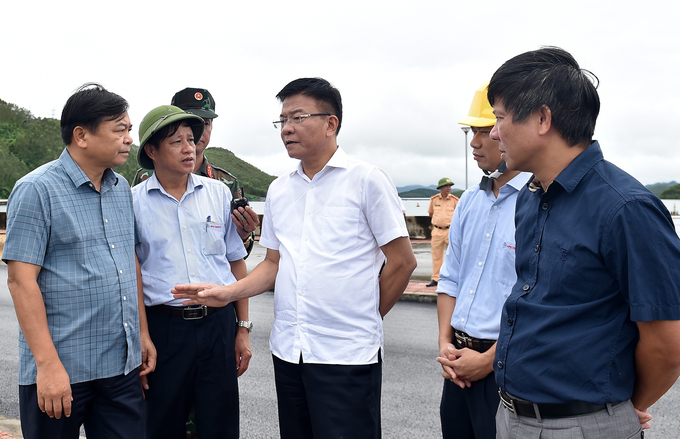 Phó Thủ tướng Lê Thành Long trao đổi với Thứ trưởng Bộ NN-PTNT Nguyễn Hoàng Hiệp về tình hình tại hồ Thủy điện Thác Bà sáng 11/9. Ảnh: VGP.