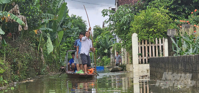 Người dân khu phố Ngọc Bồ dùng thuyền để di chuyển. Ảnh: Quốc Toản.